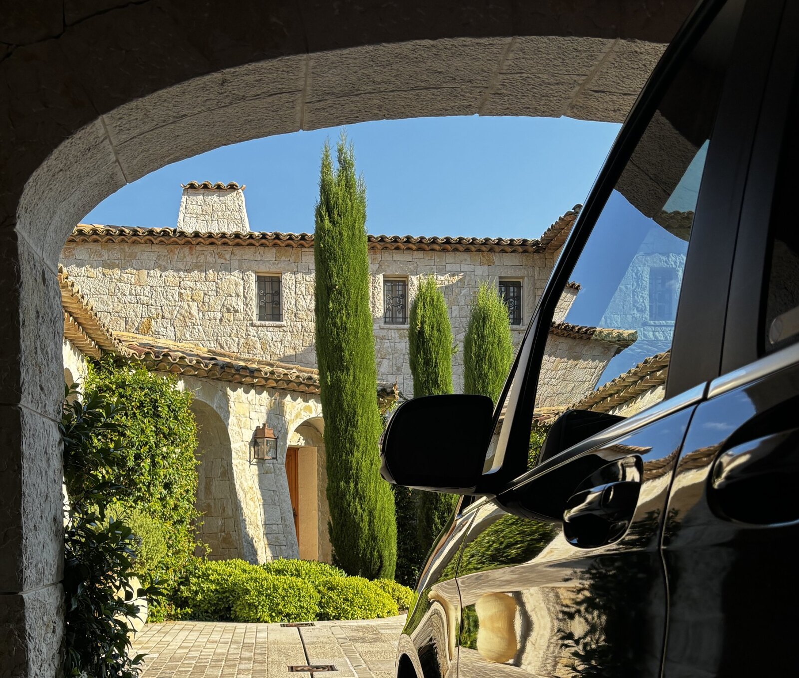 Berline de la Maison dans la cour d'une bastide