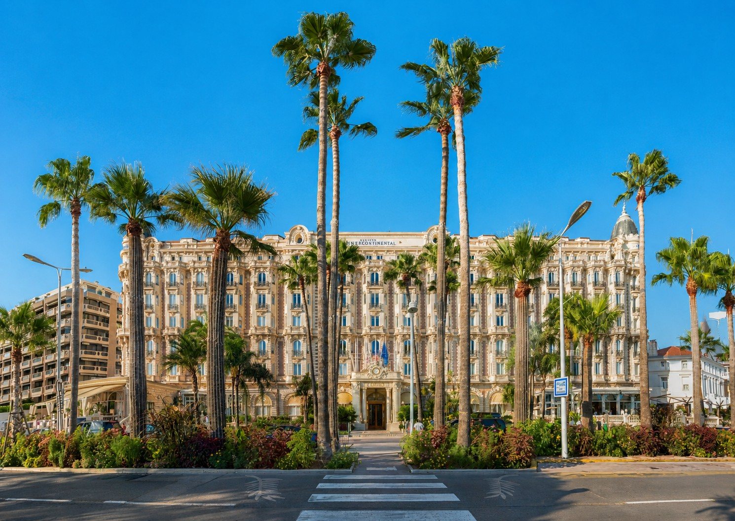 Le Carlton sur la Croisette à Cannes — façade Belle Époque, palmiers et entrée du palace.