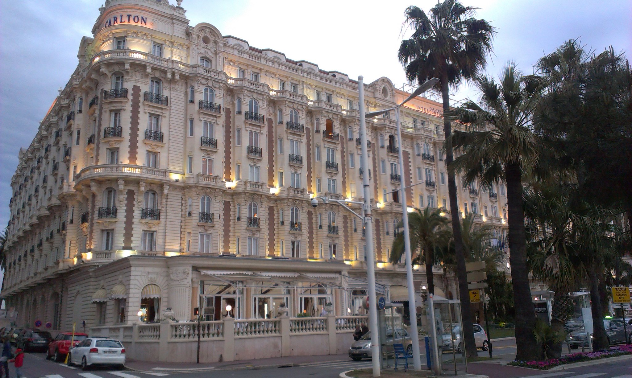 Façade du Carlton Cannes sur la Croisette — palace emblématique, partenaire des trajets de la Maison.