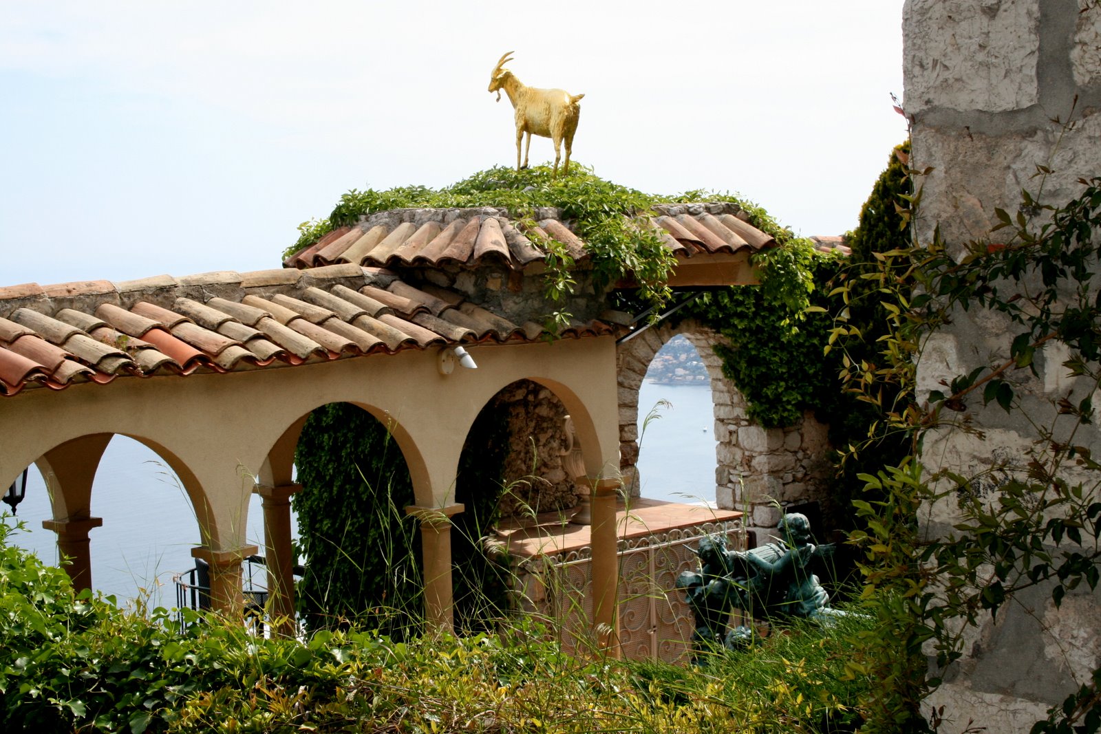 Château de La Chèvre d'Or à Èze — Relais & Châteaux d'exception, terrasses panoramiques sur la mer.