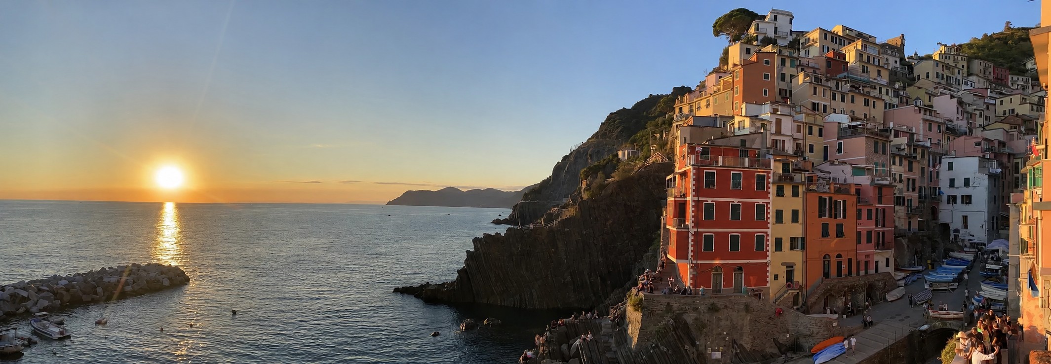 Vue panoramique des Cinque Terre, Italie — Riomaggiore au-dessus de la mer, escale ligure des trajets de la Maison.