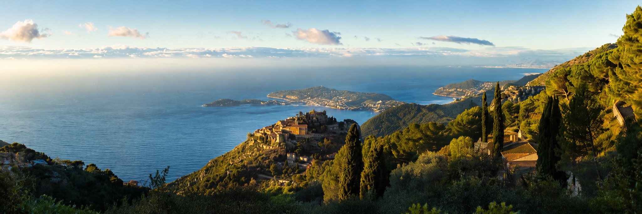 Panorama au lever du soleil sur le village d'Èze et la presqu'île du Cap Ferrat, baie de Saint-Jean et Méditerranée.