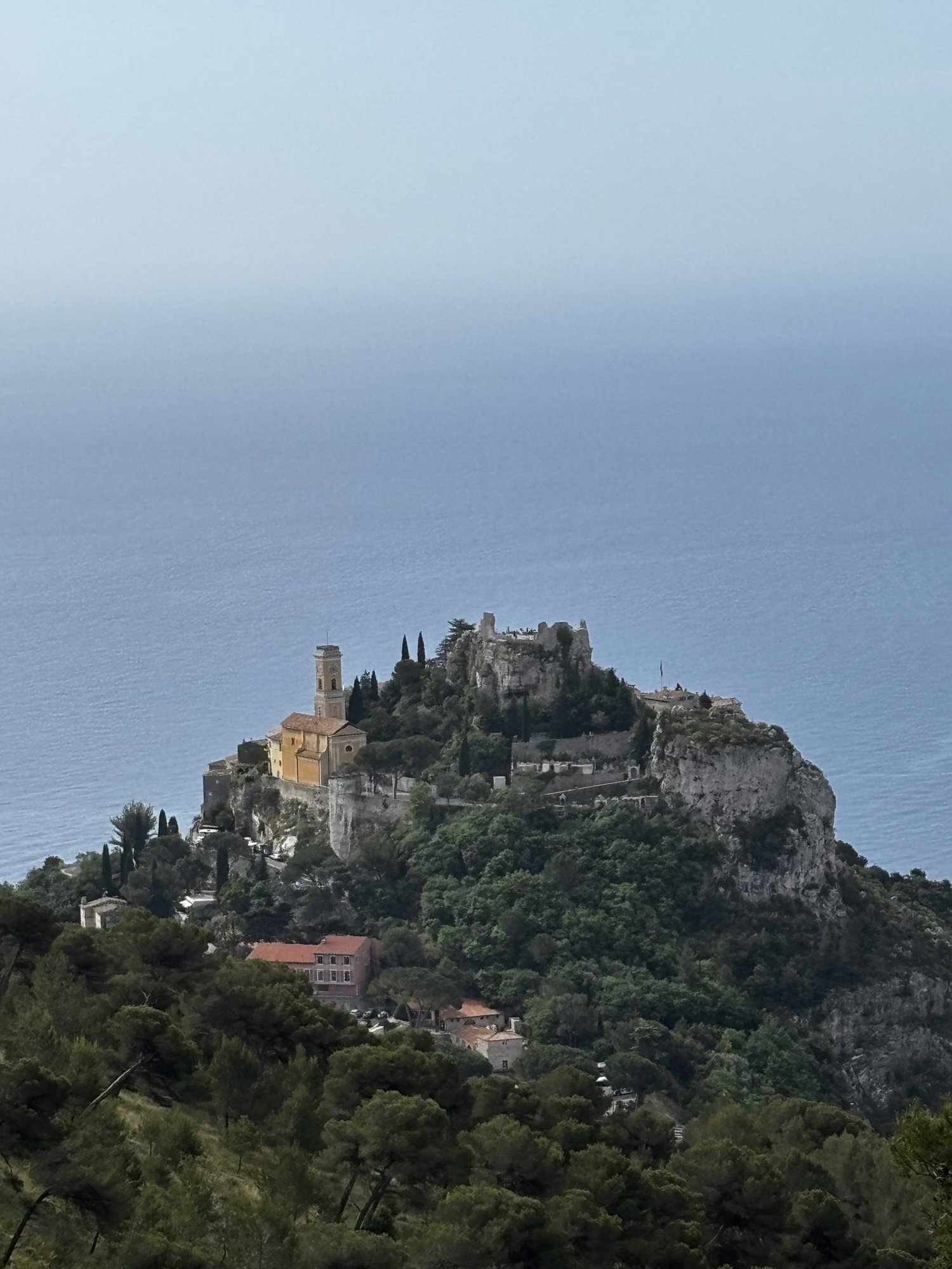 Village médiéval d'Èze perché sur son éperon rocheux, surplombant la Méditerranée.
