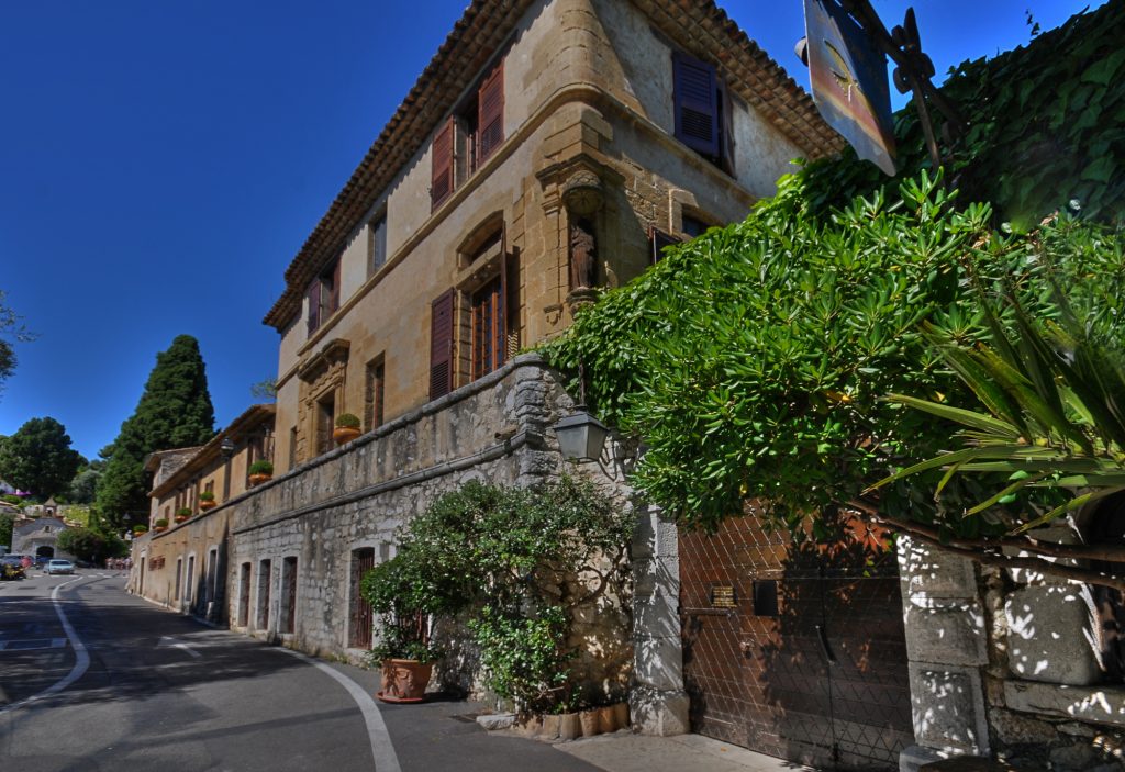 La Colombe d'Or à Saint-Paul-de-Vence — auberge légendaire, lieu de mémoire artistique de la Côte d'Azur.