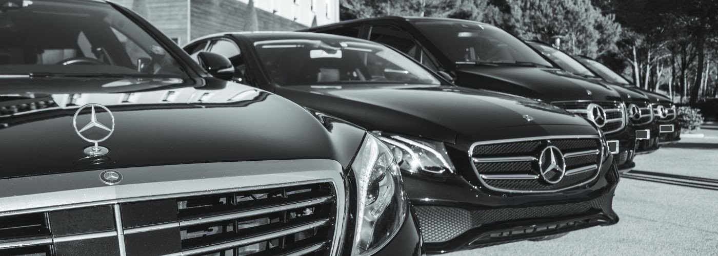 Berlines Mercedes Classe S et Classe E noires de la Maison Vehira, alignées et irréprochablement entretenues.