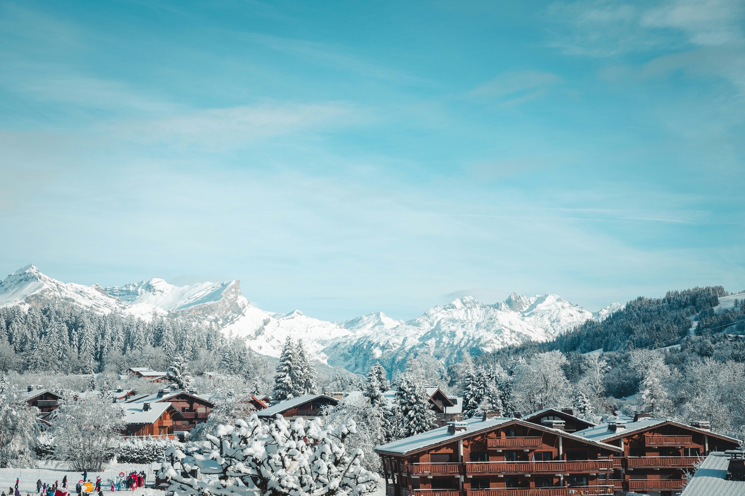 Megève au pied du Mont-Blanc — village savoyard, ski et art de vivre alpin, extension hivernale de la Maison.