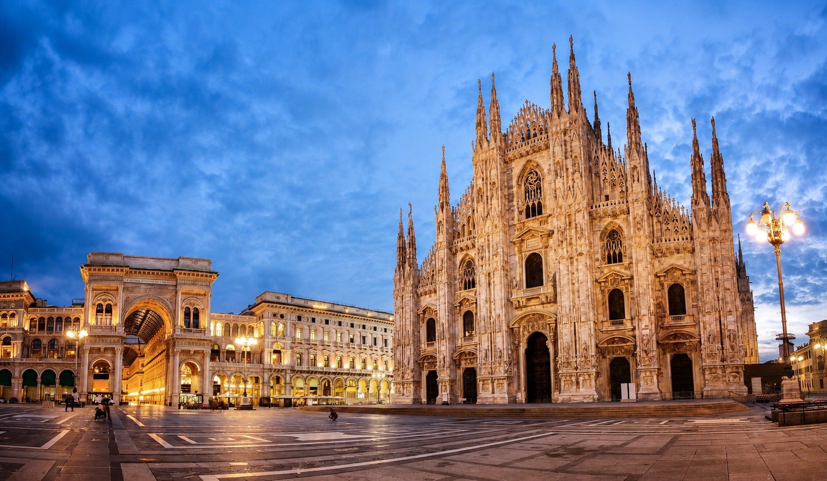 Piazza del Duomo à Milan au crépuscule — cathédrale et Galleria Vittorio Emanuele II illuminées.