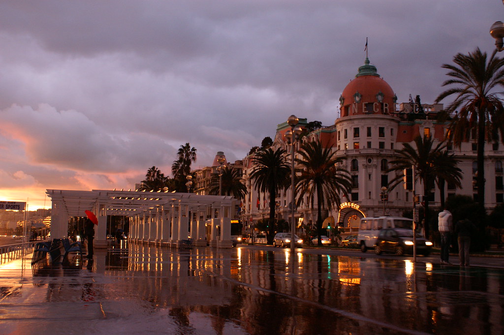 Façade du Negresco à Nice illuminée le soir — palace historique de la Promenade des Anglais.