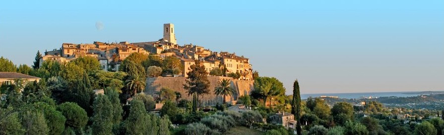 Panorama sur Saint-Paul-de-Vence — village fortifié dominant la vallée, lumière de l'arrière-pays niçois.