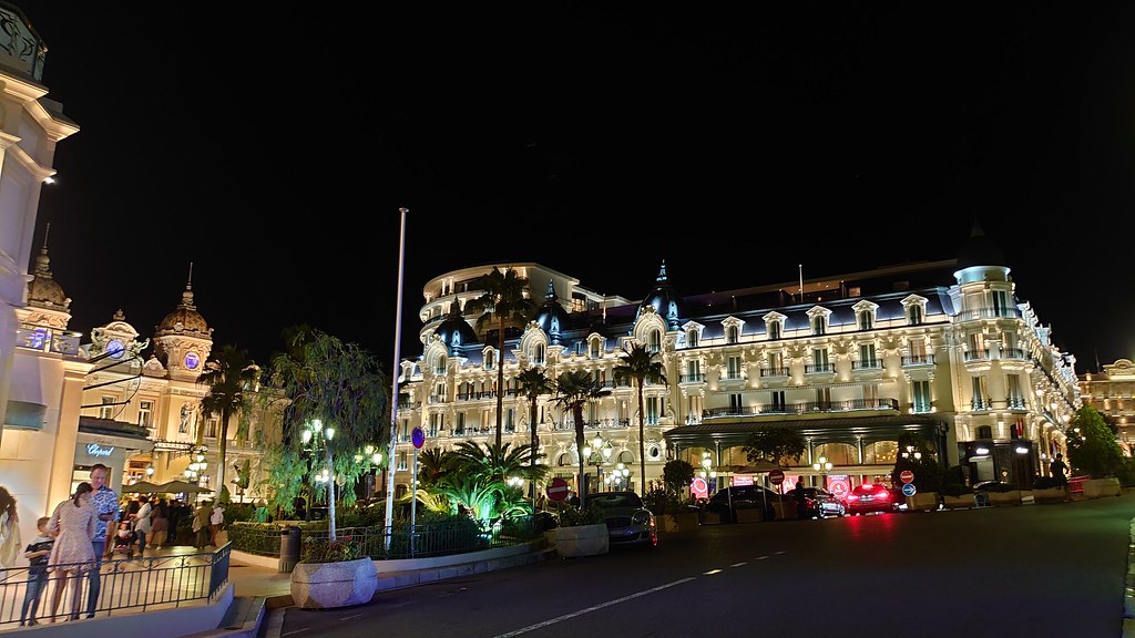 Place du Casino de Monte-Carlo, Hôtel de Paris au cœur — point d'arrivée et de départ habituel des hôtes de la Maison.