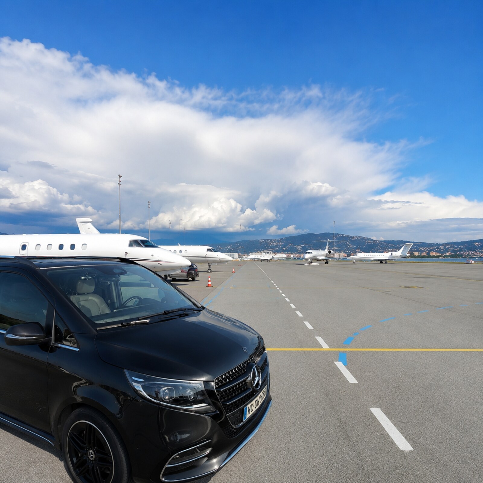 Classe V sur le tarmac auprès des jets privés