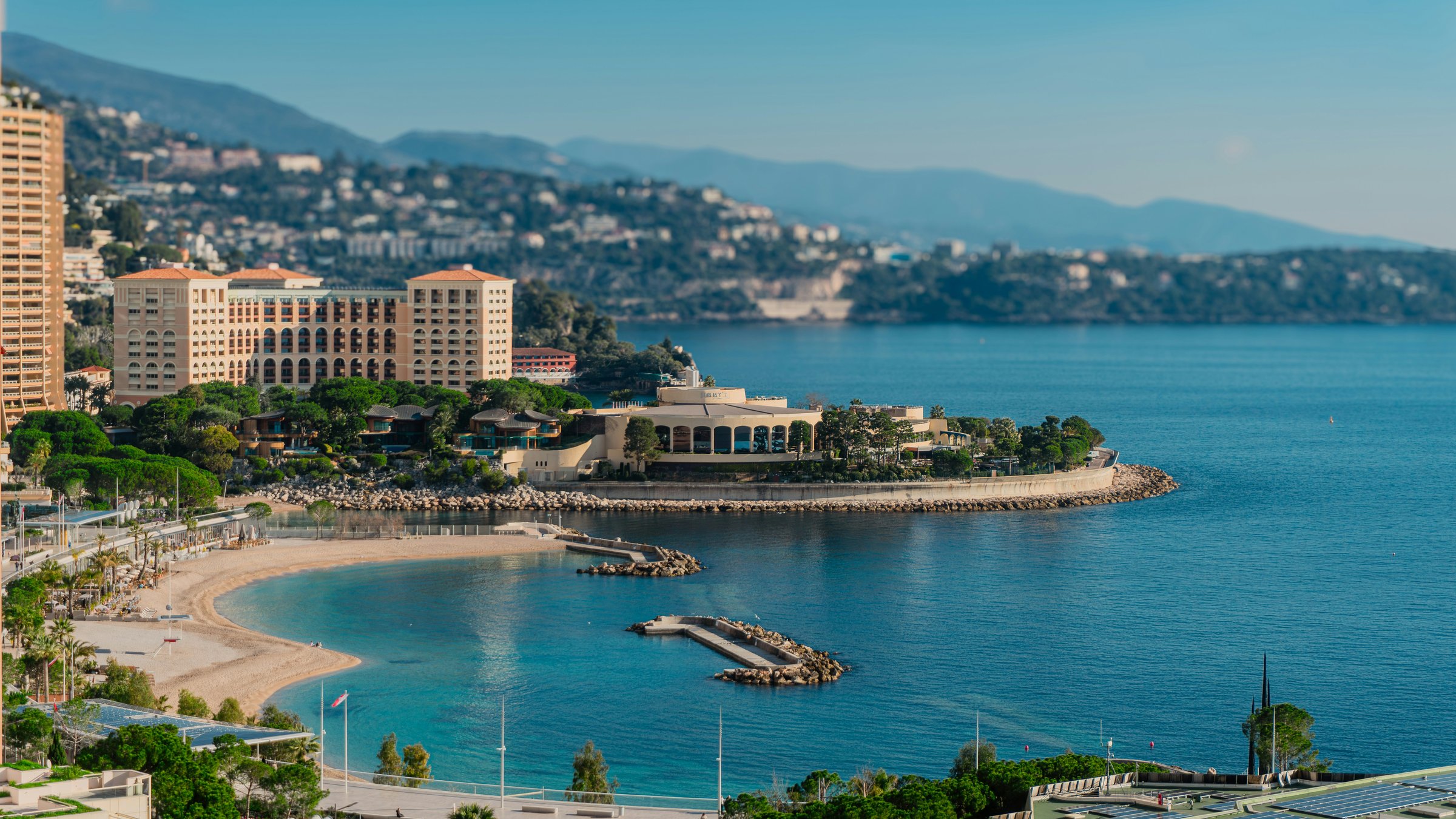 Côte ligure depuis la Riviera française — passage de Menton à Vintimille, route panoramique entre les deux Rivieras.