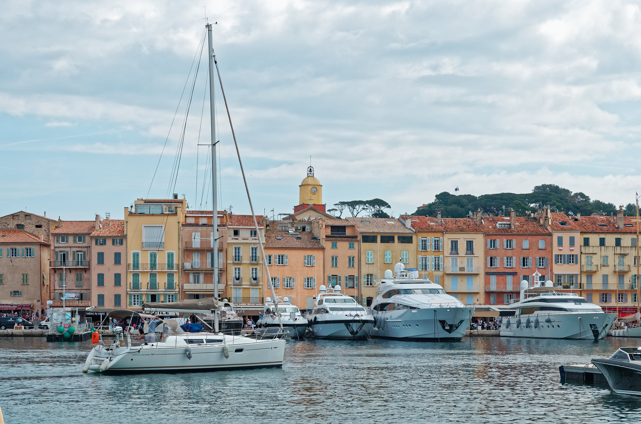 Vieux Port de Saint-Tropez — yachts à quai, façades pastel, scène d'arrivée et de départ pour les hôtes.