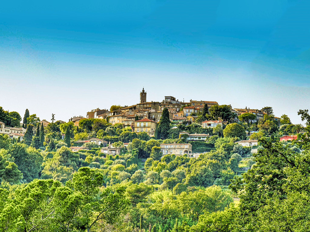 Village perché de Mougins — ruelles fleuries, ateliers d'artistes, retraite gastronomique de l'arrière-pays.