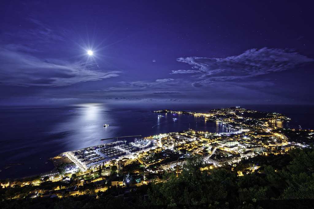 Vue sur Beaulieu-sur-Mer — Petite Afrique, microclimat, façades Belle Époque dominant la Méditerranée.