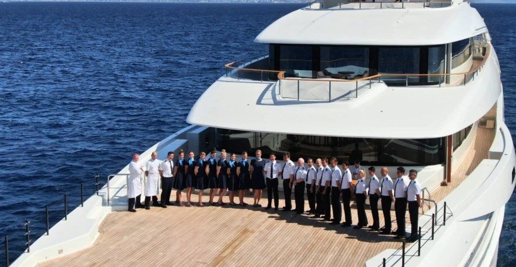 Service yacht et quai exclusif sur la Côte d'Azur — Nice, Cannes, Monaco — coordonné avec la conciergerie de bord.