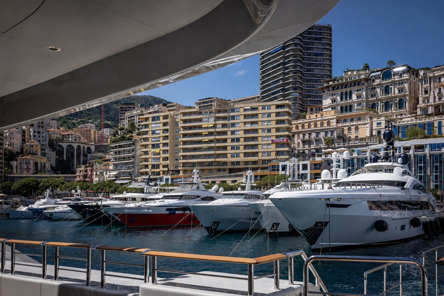 Yacht amarré au Port Hercule de Monaco — service de quai assuré par la Maison Vehira, chauffeur à proximité immédiate.